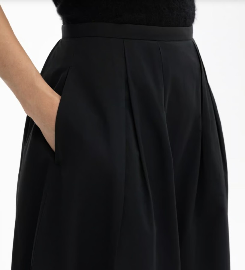 DAGMAR AW24 - Curved pleated skirt black